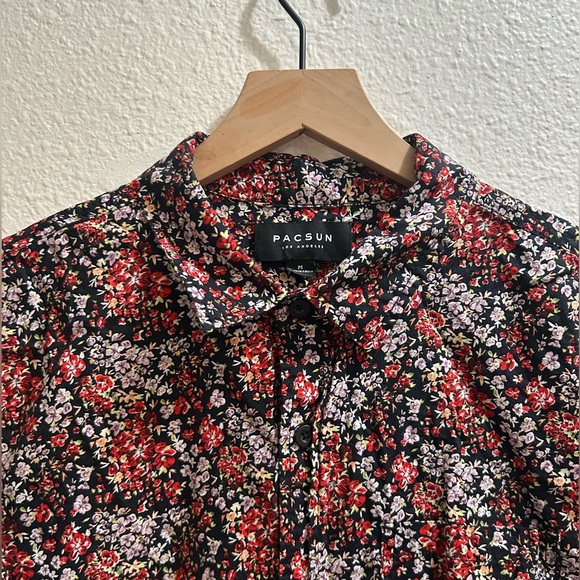 PacSun short-sleeved button-down shirt with a red and black floral print size M - Picture 5 of 7